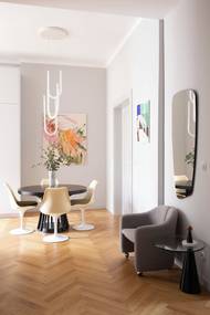 Jídelní stůl a židle sice působí moderně, jsou ale vintage. Doplňuje je současný lustr z IKEA.