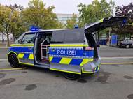 Volkswagen ukázal také elektrický IB. Buzz GTX v policejních barvách.