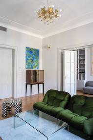 Jako první jsem do bytu vybrala sedačku, která dva roky čekala na své využití. Pochází ze 70. let minulého století a nechala jsem ji přečalounit do zeleného sametu.