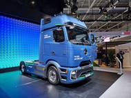 Mercedes-Benz eActros 600 patří k nejzajímavějším elektrickým tahačům s baterií o kapacitě 621 kWh a dojezdem na jediné nabití kolem 500 km. Protože ale řidič musí dělat povinné přestávky, bude při nich moci nabíjet a dosáhnout tak mnohem delšího denního dojezdu. Maximální nabíjecí výkon je 400 kW.