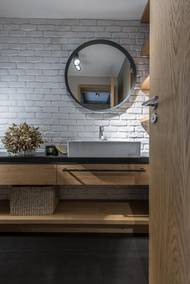 "Veškeré stavební práce byly v etapách, aby co nejméně zatížily pohodlí prarodičů. Soužití generací při společné péči o zahradu a vzájemné vypomáhání přinesly nový život starému domu a obohatily všechny jeho obyvatele," uzavírá architektka.