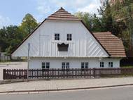 Bílá roubenka se sedlovou střechou, ve které se v polovině 19. století narodil spisovatel Alois Jirásek, stojí v Hronově na Broumovsku. "Domek s chlévem a konírnou postavil Jakub Jirásek, dědeček slavného literáta. Roubenku dokončil víc než padesát let před spisovatelovým narozením. Dnes je kulturní památkou," říká ke stavbě, kterou od roku 1925 vlastní město, autor knihy Radek Laudin.