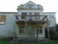 Smutný pohled je ale na dům, který v obci nechali v roce 1928 k výročí Československa a uctění Škroupovy památky postavit za své peníze lidé z celé země. Dnes je zavřený a v havarijním stavu.