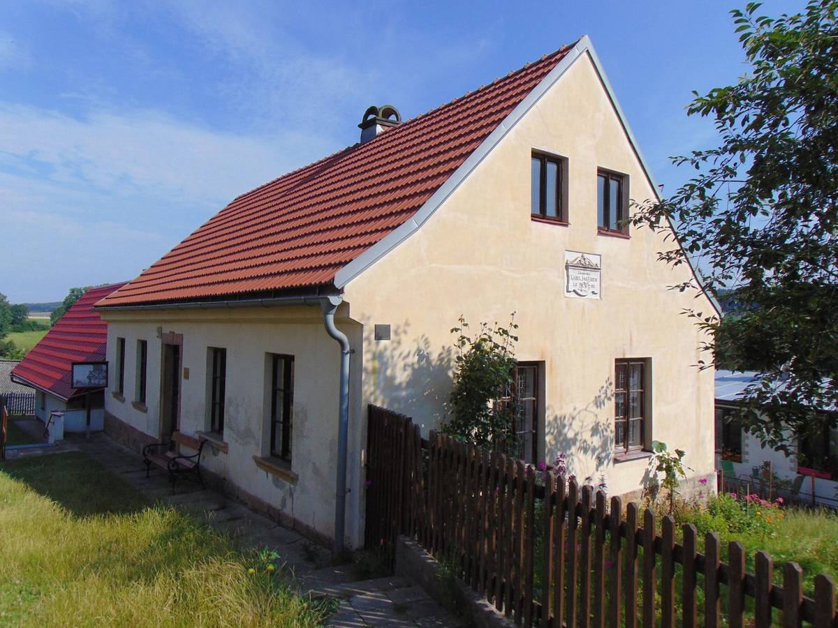 Průvodce Rodné domy slavných od autora Radka Laudina mapuje místa narození slavných českých vynálezců, myslitelů, zpěváků, herců, spisovatelů, skladatelů nebo malířů. Kniha, kterou vydalo nakladatelství Grada, obsahuje přes 50 příběhů míst a jejich rodáků, kteří se podíleli či stále podílejí na rozvoji české společnosti. Na snímku je rodný dům spisovatele Karla Jaromíra Erbena v Miletíně na Královéhradecku.