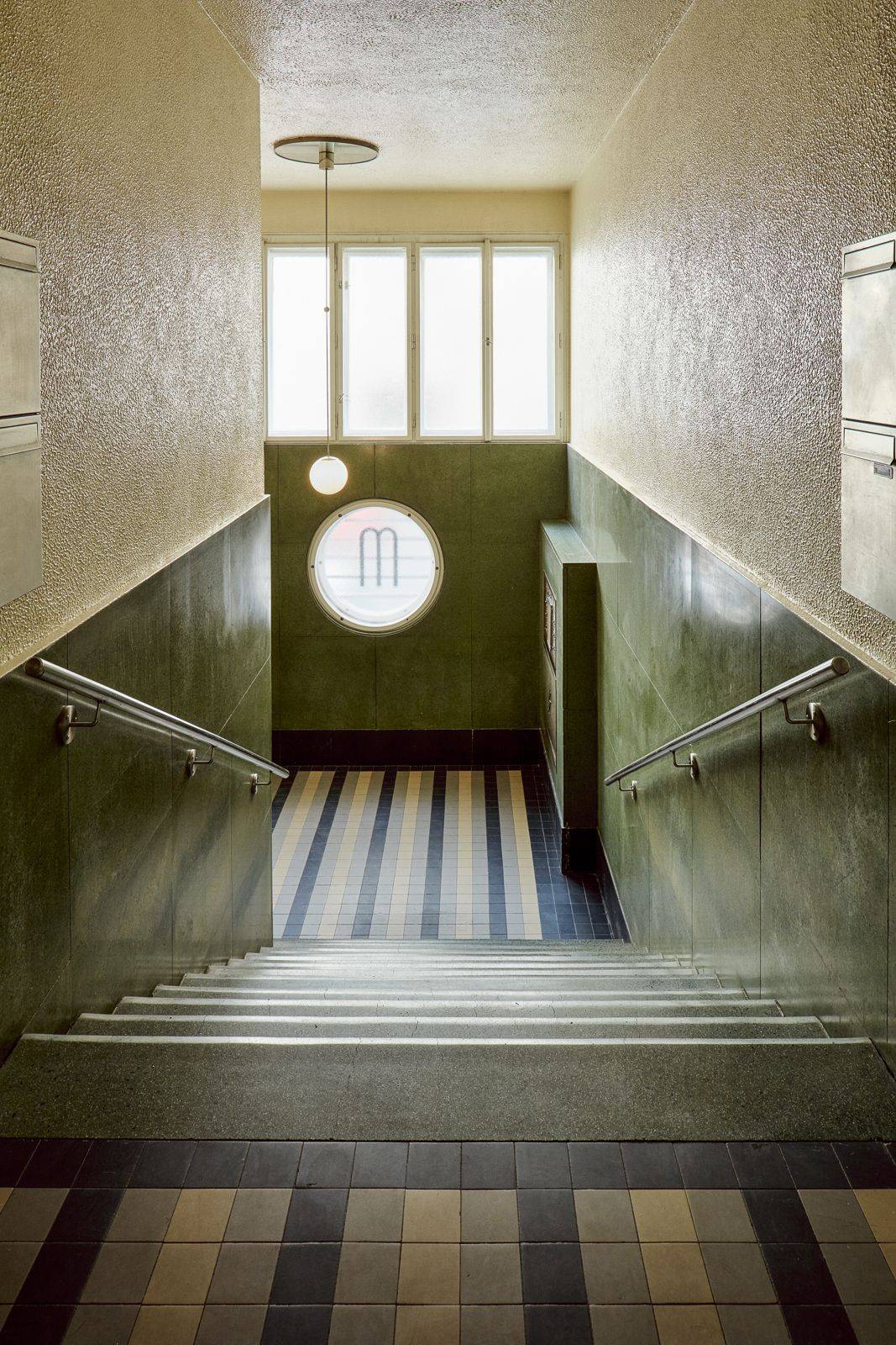 Činžovní dům na pražské Letné, který v druhé polovině 30. let navrhl architekt a sochař Martin Reiner, je příkladem emociálního funkcionalismu. Typické pro něj byly portály s kulatými okny a ušlechtilé materiály.