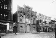 Pohled na synagogu ve Vítkově ulici v Karlíně. Rok 1923.