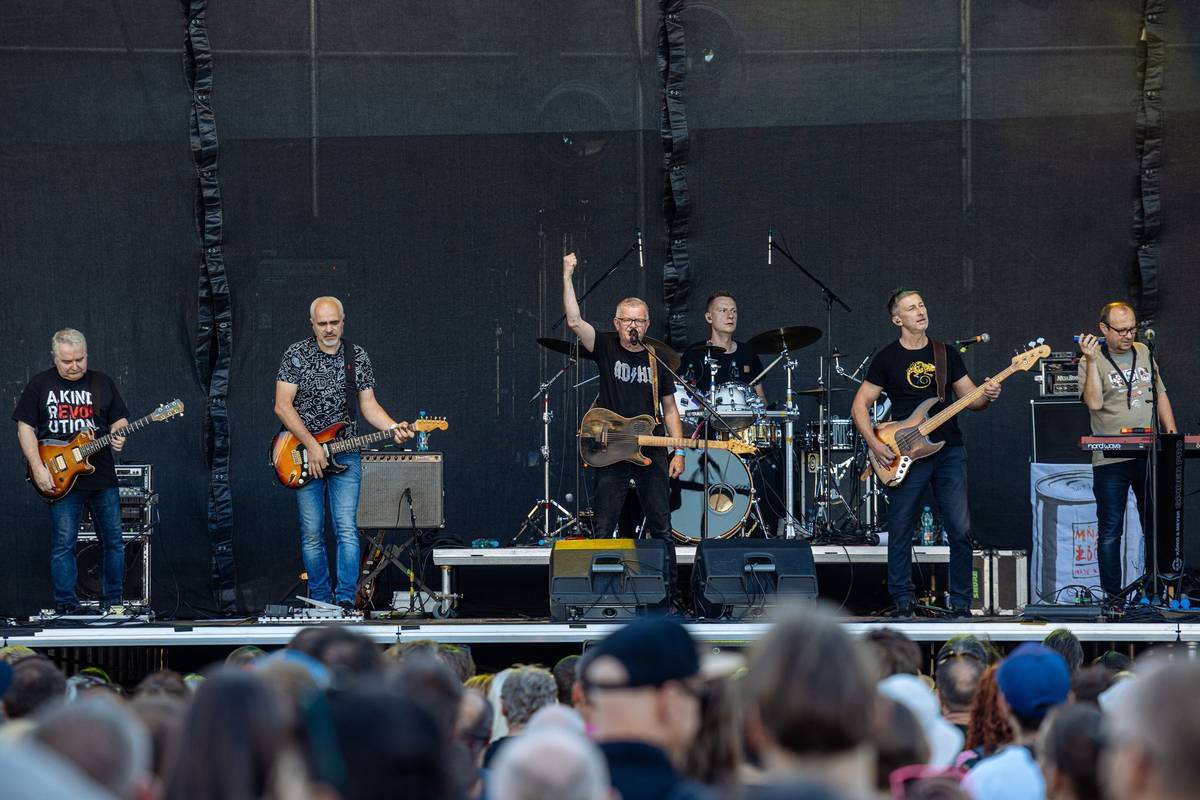 Oblíbené hity uvedla kapela Mňága a Žďorp (na snímku).