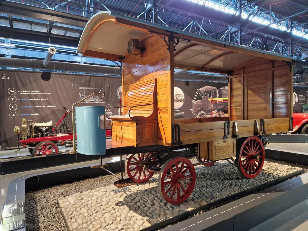 Expozice začíná jak jinak než prvním nákladním automobilem z Kopřivnice. Značku Tatra ještě nemá, podobně jako Präsident v muzeu osobních aut o kousek dál nese logo NW. Jedná se však o repliku ze 70. let, původní nákladní vůz z roku 1898 se nedochoval.