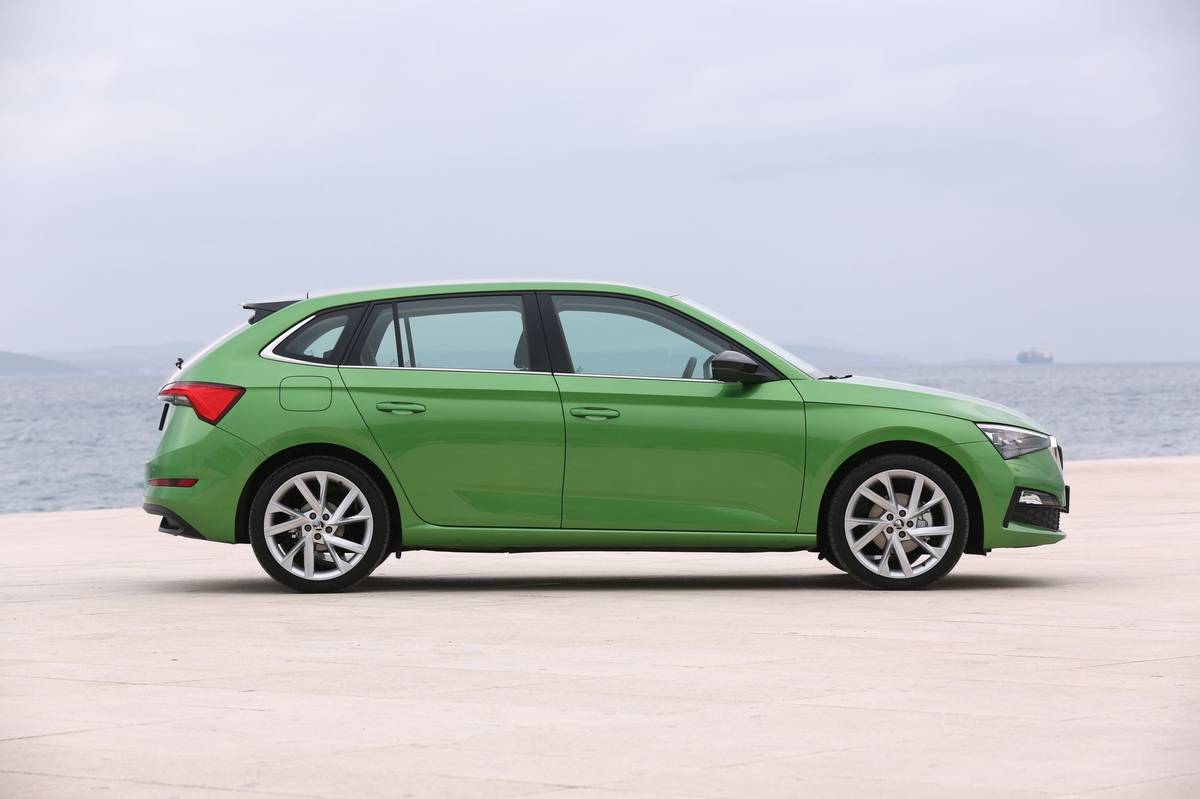 15. Škoda Scala - 844 aut prodaných soukromníkům, 13 procent z celkových 6495 prodaných aut.