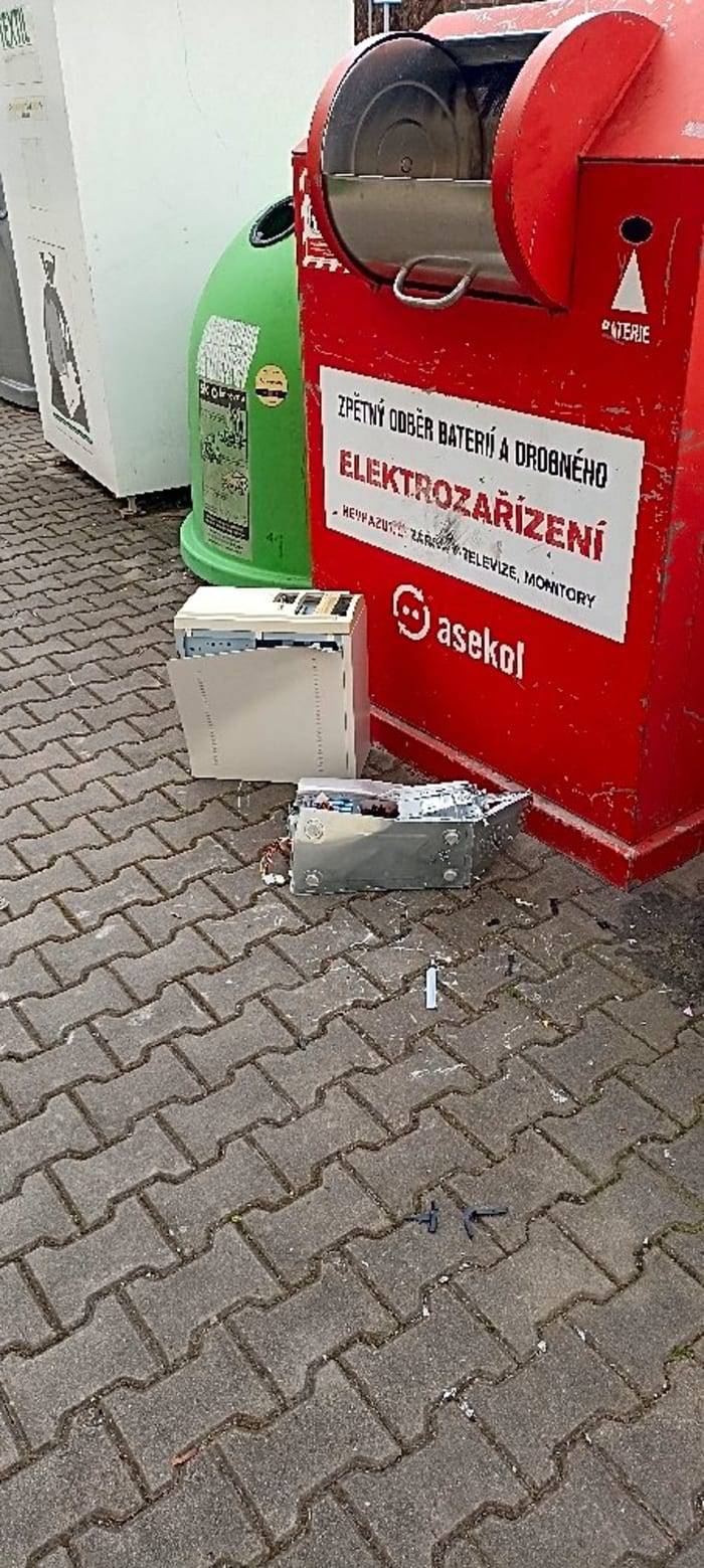 Podnět jsme přijali k řešení. DŮLEŽITÉ UPOZORNĚNÍ: Od 1. ledna je HLÁŠENÍ ZÁVAD nově prostřednictví mobilní aplikace města KOLÍN V MOBILU. Více informací naleznete zde: https://www.mukolin.cz/hlaseni-zavad/d-17906. Pro hlášení závad již NEPOUŽÍVEJTE aplikaci společnosti Munipolis. Děkujeme za pochopení.