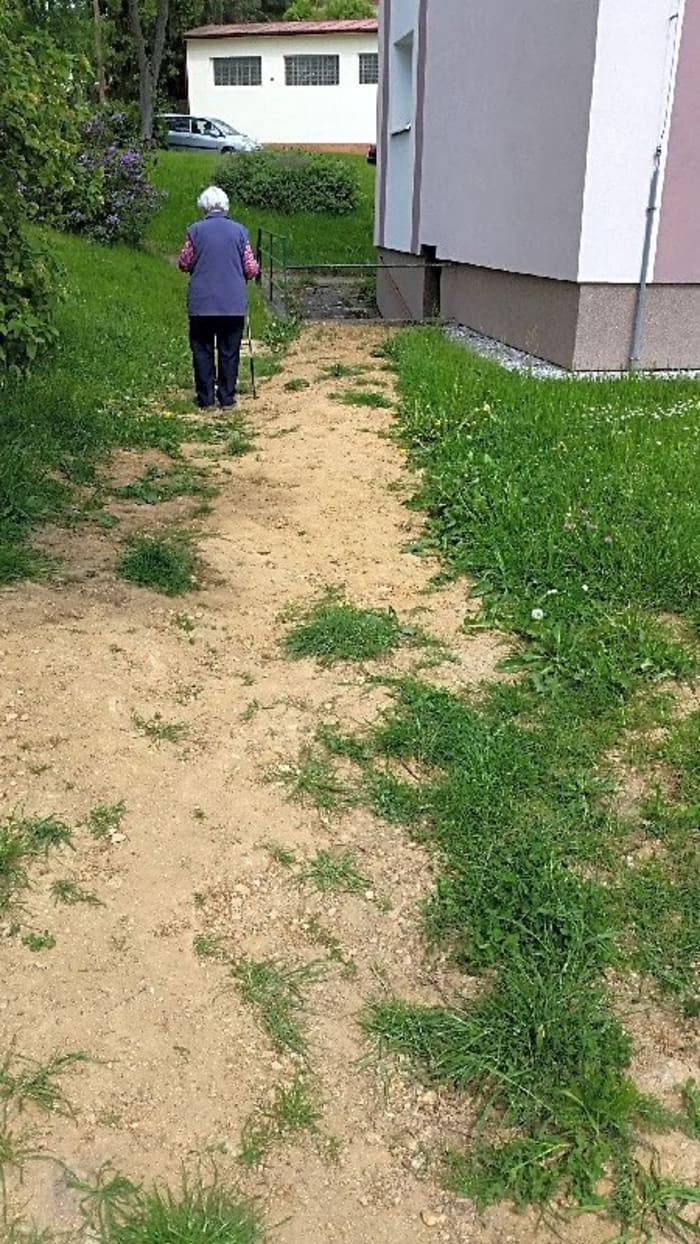 Dobrý den, nejedná se o žádnou cestu/chodník, pruh hlíny je 
 po výkopu VaK, už bylo urgováno dosetí trávy a  lepší urovnání.