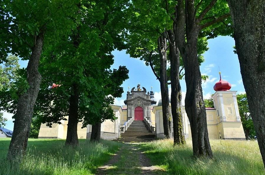 🌳✨ Hlasujte pro naši Alej ke klášteru Hora Matky Boží Hedeč jako Alej roku 2023! ✨🌳

Pojďte podpořit krásu a dědictví našich krajů. Naše místní alej v Králíkách není jen cestou k poklidnému klášteru a poutnímu místu Hora Matky Boží, je to cesta příběhy. Začíná u majestátní barokní brány z počátku 18. století a vede vás kolem osmi historických kaplí, které se střídavě tyčí po obou stranách cesty.

🍁🍃 Každý strom v této smíšené aleji, od javoru přes jasan, jeřáb až po lípu, byl svědkem příběhů, které si zaslouží být vyprávěny dál.

📍 Králíky, Pardubický kraj
🗺️ Souřadnice: 50.0754022N, 16.7807472E
🌲 Typ aleje: Smíšená
👷‍♂️ Autor: Josef Tymonek

Hlasování končí 25. ledna 2024 o půlnoci a každý hlas se počítá. Nezapomeňte, že můžete hlasovat pouze jednou a váš hlas bude potvrzen kliknutím na odkaz, který obdržíte e-mailem.

Podpořte naši alej, podpořte naše dědictví. 💌

👉 Hlasujte zde: https://alejroku.cz/2023/alej-ke-klasteru

#AlejRoku2023 #Králíky #HoraMatkyBožíHedeč #PřírodníDědictví #HlasujteTeď