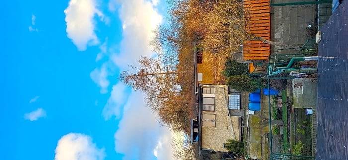 Dobrý den, pane Nováku,

děkujeme za Váš podnět. 
Aktuálně není důvod strom kácet z důvodu jeho výšky, která je přirozená pro daný druh. Dále také vzhledem k jeho dobrému fyziologickému stavu. 
Nicméně daný strom- 1 ex. modřín opadavý, budeme i nadále kontrolovat a hlídat jeho stav.
S pozdravem,
Kořanová