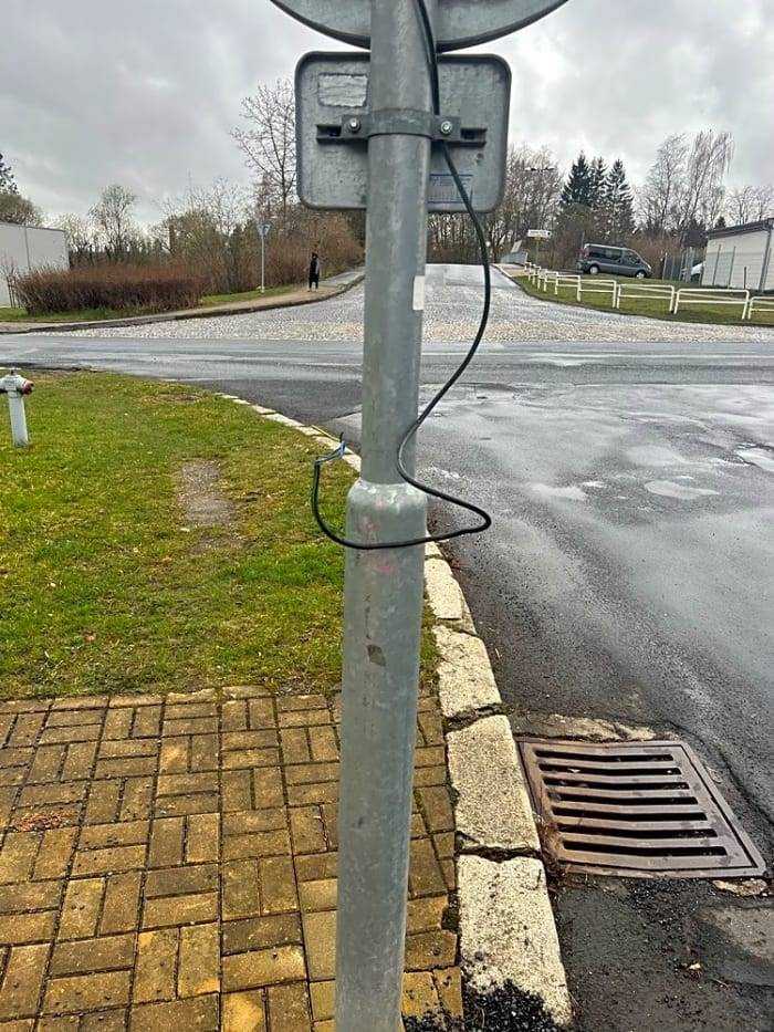 Dobrý den, kabel byl odstraněn děkujeme za podnět.