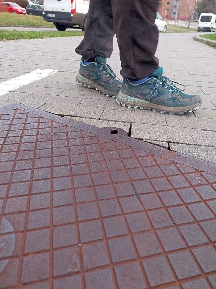 kanál je v majetku Tepláren Zlín, obraťte se prosím na ně. Není majetkem Odboru dopravy ani města Zlína. Děkuji