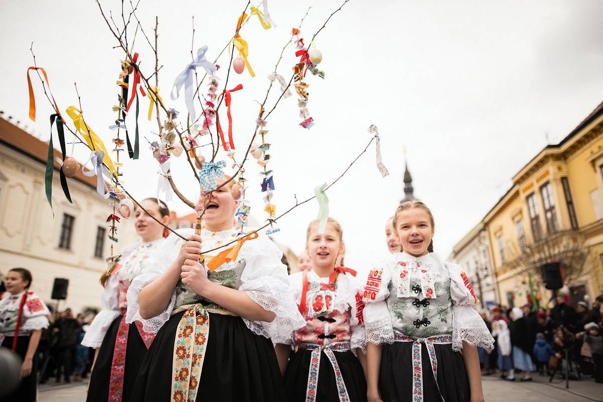 Zimu v Trnave vyprevadíme folklórnym podujatím Na Kvetnú nedzelu. V nedeľu 24. marca 2024 vynesieme Morenu a prinesieme Letečko – začíname o 15. hodine pred radnicou na pešej zóne, ktorú v týchto dňoch už skrášľujú kraslice a pestrofarebné ozdoby od detí z materských a základných škôl.
„Podujatie bude spestrené výzdobou mesta, hudbou, spevom aj tancom. Aj takýmto tradičným programom udržiavame ľudové tradície z nášho regiónu. Vystúpia folklórne súbory DFS Trnavček, DFS Drienka a UFS Trnafčan," hovorí organizátorka Terézia Krupčíková z Mestského kultúrneho strediska – Zaži v Trnave. 
Nedeľné popoludnie obohatia stánky s remeselnými výrobkami. Návštevníci budú mať možnosť zakúpiť si veľkonočné ozdoby, kraslice, tkané košíky, prútené šibáky i výtvory z medovníkov. 
Pre najmenších si organizátori pripravili divadelné predstavenie O dvanástich mesiačikoch od Divadla Dvor Zázrakov, ktoré sa začne na Námestí SNP o 16.00 h. 
Viac informácií o podujatí nájdete na webstránke kultura.trnava.sk.
Program
15.00 h: Morenovanie, vynášanie Moreny a Letečkovanie, prinášanie Letečka (sprievod od radnice po Námestie SNP) 
15.30 h: UFS Trnafčan, DFS Trnavček a Drienka
16.00 h: O 12 mesiačikoch, Divadlo Dvor Zázrakov