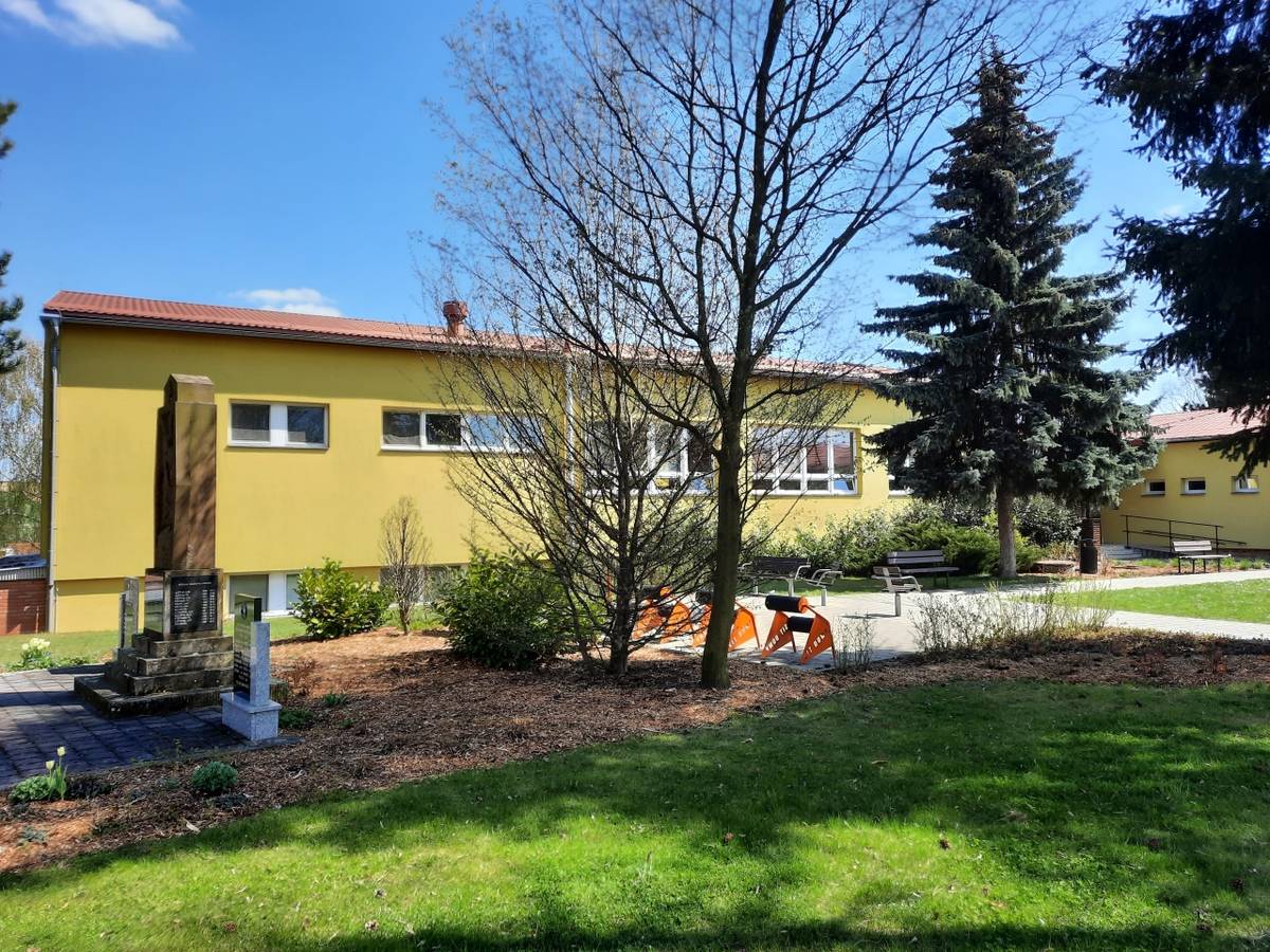 VYHLÁŠENÍ KONKURSU



Rada obce Halenkovice ve smyslu ustanovení § 166 odst. 2 zákona č. 561/2004 Sb., o předškolním, základním, středním, vyšším odborném a jiném vzdělávání (školský zákon), ve znění pozdějších předpisů, vyhlašuje



konkursní řízení

na vedoucí pracovní místo ředitele/ředitelky Základní školy a Mateřské školy Halenkovice,

okres Zlín, příspěvkové organizace se sídlem Halenkovice 550, 763 63 Halenkovice, IČO 75021331



Požadavky:

• splněné předpoklady a odborná kvalifikace pro výkon činnosti ředitele školy/školského zařízení podle zákona č. 563/2004 Sb., o pedagogických pracovnících a o změně některých zákonů, ve znění pozdějších předpisů,

• znalost problematiky organizace, řízení a financování ve školství a příslušných předpisů.



Náležitosti písemné přihlášky:

• formulaci, ze které vyplyne, že se jedná o přihlášku uchazeče do konkursního řízení na uvedené vedoucí pracovní místo,

• jméno a příjmení uchazeče včetně titulu,

• datum narození uchazeče,

• místo trvalého pobytu uchazeče,

• korespondenční adresu uchazeče (liší-li se od adresy místa trvalého pobytu).



K písemné přihlášce musí být přiloženy originály nebo úředně ověřené kopie následujících dokumentů: 

• doklady o požadované odborné kvalifikaci (diplom a vysvědčení o státní zkoušce nebo diplom a dodatek k diplomu),

• doklad o průběhu zaměstnání, ze kterého vyplývá délka praxe včetně pracovního zařazení (např. pracovní smlouvy, potvrzení zaměstnavatelů),

• strukturovaný profesní životopis,

• koncepci dalšího rozvoje organizace (max. rozsah 3 stran formátu A4),

• výpis z evidence Rejstříku trestů (ne starší 3 měsíců),

• lékařské potvrzení o zdravotní způsobilosti k výkonu pracovního místa ředitele/ředitelky příspěvkové organizace (ne starší 2 měsíců).





Předpokládaný nástup na pracovní místo ředitele/ředitelky:

1. srpna 2024



Písemnou přihlášku a výše uvedené dokumenty doručte nejpozději do dne 15.4.2024 do 12:00 hodin na adresu: Obec Halenkovice, Halenkovice 76, 763 63 Halenkovice.



Obálku označte slovy „KONKURSNÍ ŘÍZENÍ – NEOTVÍRAT“.



Upozornění: Přihláška doručená po termínu a přihláška, která nebude splňovat požadavky týkající se výše uvedených předpokladů a obsahových náležitostí přihlášky včetně jejích příloh bude uchazeči vrácena bez dalšího projednání.



V Halenkovicích 29.2.2024



Bc. Roman Kedruš

starosta obce Halenkovice