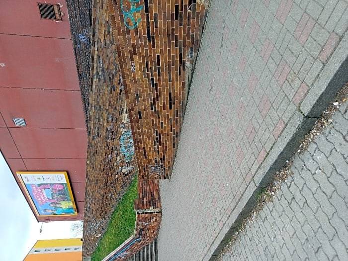 Dobrý den, veřejné prostranství „za Kahanem“ – tj. úprava komunikací pro pěší vč. schodů a nájezdu, úprava zeleně a možného umístění městského mobiliáře je v přípravné fázi zadávání pro studii a následnou projektovou dokumentaci k realizaci oprav a úprav.