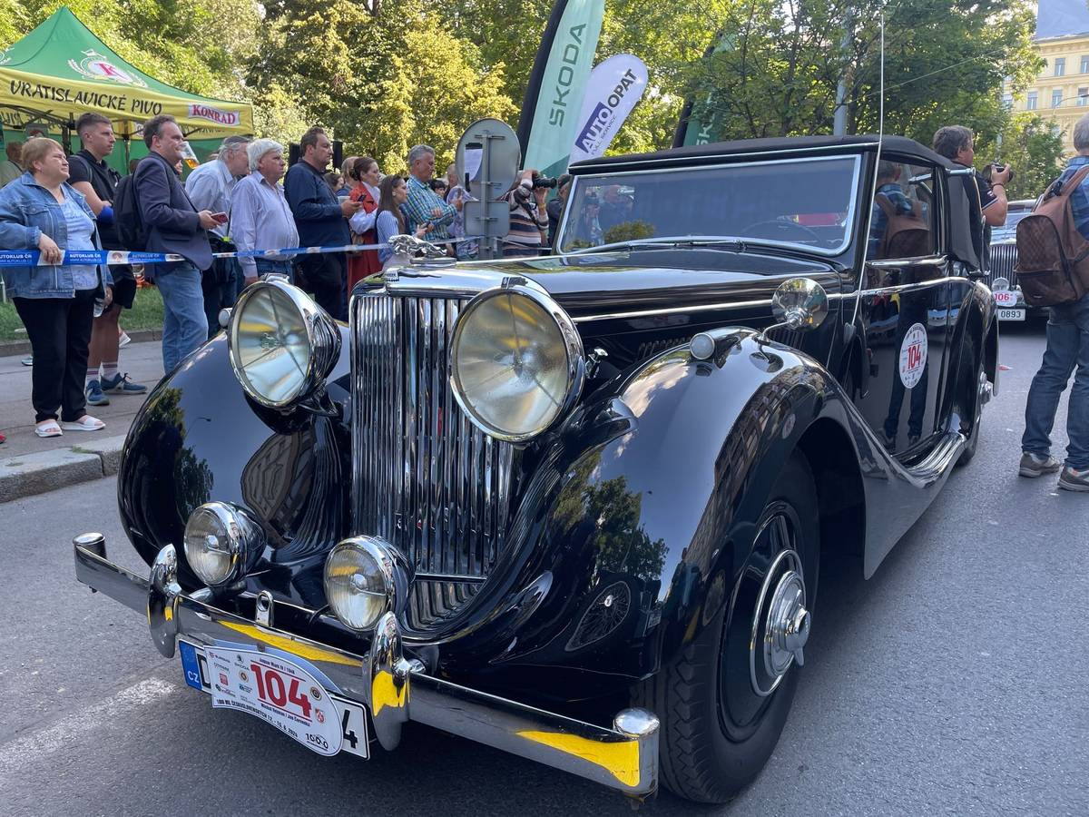 Jaquar Mark IV má novou střechu, jinak je ale v původním stavu.