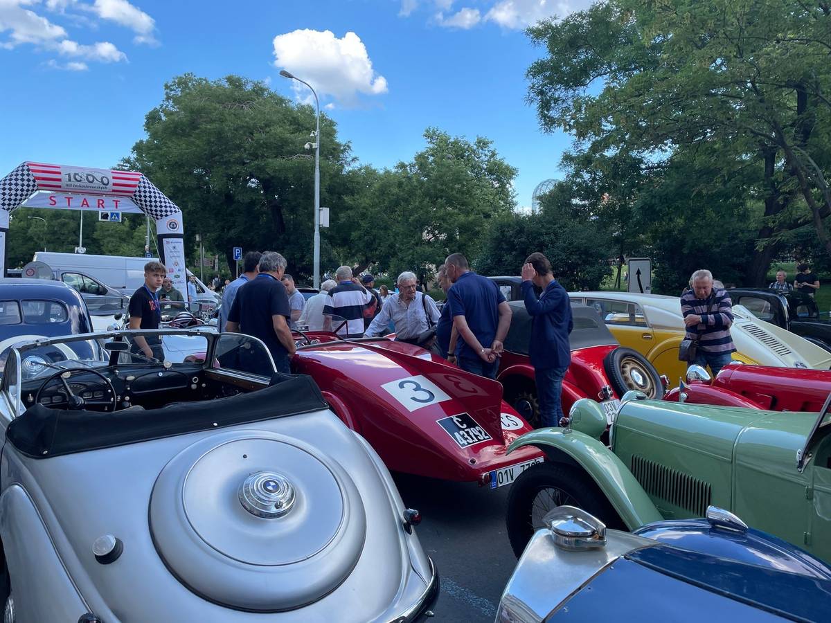 Kolem Jawy 750 Jaroslava Větvičky, která prošla čerstvou renovací, se neustále tvořil hlouček.