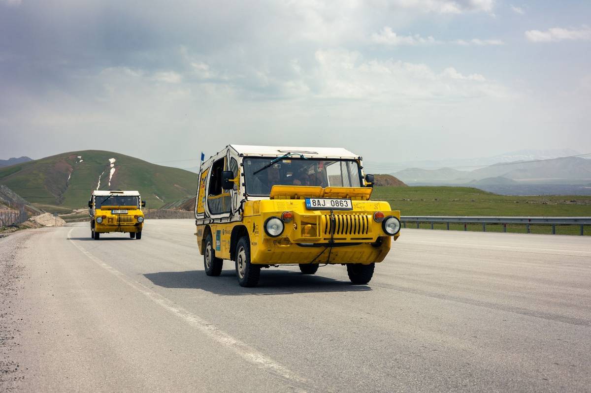 Hluk, horko, nepohodlí, ale jedeme! Dál a dál na východ, závratnou rychlostí, která někdy dosahuje i osmdesáti kilometrů v hodině. Zní to jako pomalá jízda, ale čekali jsme, že to bude mnohem, mnohem horší. Tohle je tempo, na které jsme zvyklí od trabantů. Sto kilometrů za dvě hodiny, to jde!