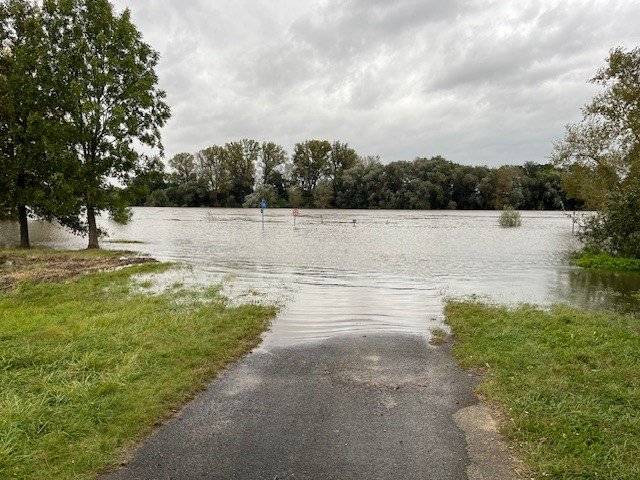 Vážení spoluobčané,
dnes přibližně kolem 12:00 hodiny Labe v naší obci dosáhne 3. SPA. Byl vyhlášen 3. st povodňové aktivity.
Cyklostezka je již částečně zaplavená, k jejímu zaplavení pravděpodobně dojde v odpoledních hodinách. 
Je potřeba dbát zvýšené opatrnosti, doporučujeme k Labi vůbec nechodit!!!
Několik informací z dnešního jednání povodňové komise v Roudnici nad Labem
- nehrozí uzavření mostu v Roudnici n.L.
- bazén v Rcl je od pondělí uzavřen.
- cyklostezka Hrobce - Roudnice nad Labem je uzavřena.
 
Žádáme všechny obyvatelé, kterých se povodeň dotkne /což zatím nepředpokládáme/, aby si zabezpečili včas svůj majetek. Všechny dotčené domácnosti dnes odpoledne starosta obce bude osobně informovat, kam až voda může vystoupat.

Důležitá informace:
Kulminace proběhne v úterý 17.9 v ca. 6 h na Mělníků při průtoku 2000 m3/s, v naší obci Židovice bude Labe kulminovat ve 12h. 

Detail - iinformace o stavu hladiny a průtoku - měření Mělníkv