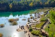 Ještě dřív než populární koupací místo tu byl park Gródek v polském městě Jaworzno. Místo se zalesněnými plochami, místy na piknik a dřevěnými chodníky nad jezerem v rekultivovaném lomu.
