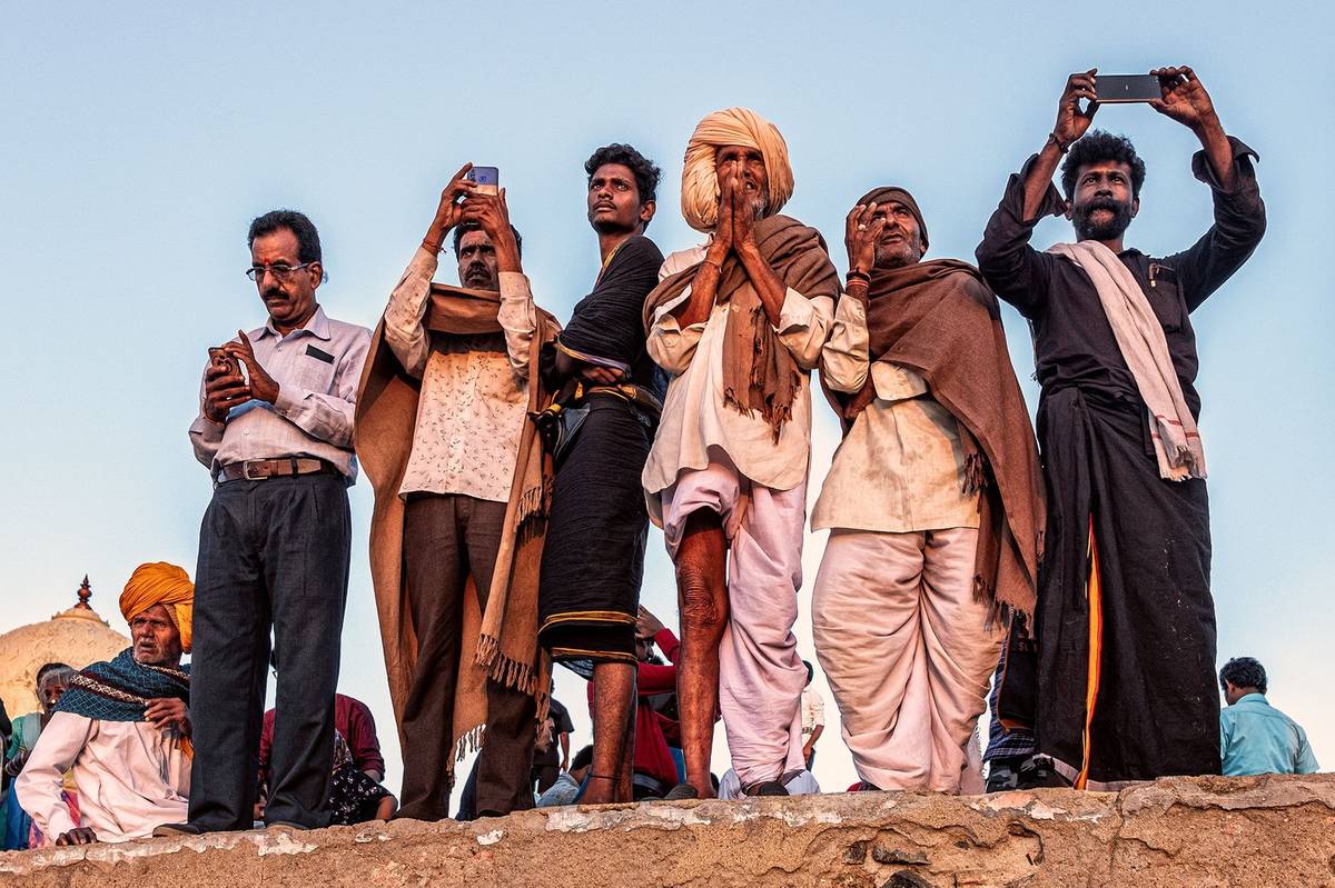 Letos už potřetí budou vyhlášeny Ceny Hanzelky a Zikmunda za cestovatelskou fotografii roku a cestopis roku. Organizátoři nyní oznámili nominace, vítězové budou známi 22. dubna. Jednu z nominací získal i tento snímek, nazvaný Mobilní Indie. Fenomén mobilních telefonů zachytil Petr Kleiner.