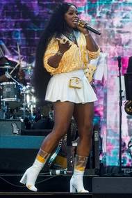 Počasí se ale neumoudřilo. A lidé tak museli jen po pár hodinách zábavy domů. Na snímku je raperka Remy Ma, která na rozdíl od Paula Simona, Patti Smithové nebo Elvise Costella vystoupila.