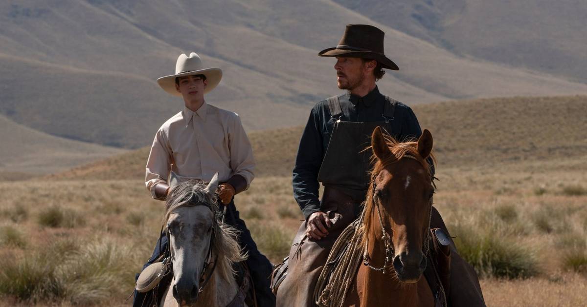 Kodi Smit-McPhee jako Peter a Benedict Cumberbatch v roli Phila.