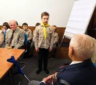 Přestože byl jako bývalý politický vězeň pod dohledem Státní bezpečnosti, udržoval kontakty se spřátelenými oddíly. Podporoval a navštěvoval například 43. oddíl pražských skautů vedený Petrem Maišaidrem zvaným Kim. Tento oddíl i v komunistické době nosil skautské kroje a jeho členové skládali skautský slib. Eduard si nový kroj nechal ušít v říjnu 1988, protože očekával, že režim brzy padne. Uvedl to později pro stránky Junáka.