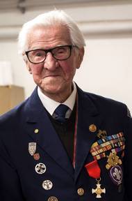 Kromě toho byl Hroznýš držitelem řady dalších vyznamenání - Junáckého kříže Za vlast 1939–45, Za službu vlasti, Medailí povstání 1945, Medailí Zasloužilý bojovník II. stupně či Řádem junácké lilie.