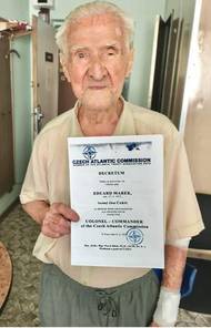 Okolí neustále něčím překvapoval. V červenci 2021 dal na své facebookové stránky Ústav sociálních služeb v Praze 4 tuto fotku s textem: "Tento týden se tu v kanceláři jen tak mimoděk stavil pan Marek s tím, že byl před pár dny oceněn Českou atlantickou komisí NATO titulem Plukovník – Velitel." Autor příspěvku dodal, že by mu nejspíš měli v domově s pečovatelskou službou začít salutovat.