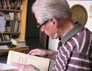 V posledních letech psal Eduard Marek své paměti. Žil sám v Praze na Spořilově, teprve po dovršení sta let se přestěhoval do domu s pečovatelskou službou v Braníku. Používal mobilní telefon i počítač, pročtením e-mailové schránky začínal každý den. Měl účet na Facebooku, přes který s přáteli také komunikoval.