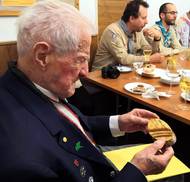 I ve vysokém věku zůstával aktivní a v dobré kondici. Překonal rakovinu i dočasné ochrnutí nohou. Pořád byl mezi dětmi a mladými, na besedách i při skautské činnosti. Byl členem čestného Svojsíkova oddílu a Skautského oddílu Velena Fanderlika, tedy sdružení oldskautů zapojených do 3. odboje a exilových skautských organizací.