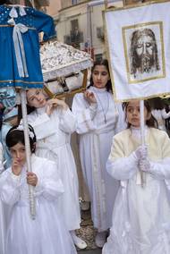 V sicilském Assoru se na Šedivé úterý prochází ulicemi procesí vedené dívkami oblečenými jako andělé.