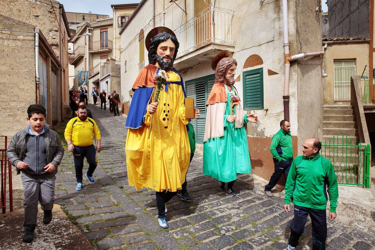 Čokoládoví zajíčci zírající z výloh, polévání žen a dívek ledovou vodou a pomlázka přecházející nezřízenou pijatyku. Z českých Velikonoc se téměř vytratil původní náboženský význam, ale pro více než dvě miliardy křesťanů jsou především oslavou zmrtvýchvstání Ježíše Krista. Pojďme se s fotografem Michalem Novotným podívat, jak Velikonoce slaví jinde. "Asi nejpestřejší oslavy Velikonoc jsou na Sicílii. V úzkých uličkách Aidone potkáte o Květnové neděli obří loutky apoštolů a Krista," říká fotograf. Další snímky ve fotogalerii už komentuje sám.