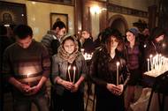 Pravoslavné oslavy Velikonoc v gruzínském Tbilisi vrcholí celonoční liturgií za svitu svíček.