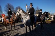 Procesí se účastní i několik stovek jezdců na koních. Oblečeni do fraků a cylindrů se jezdci se sejdou před kostelem, kde dostanou požehnání a vydají za zpěvu písní na jízdu mezi obcemi.