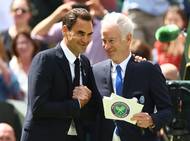 Roger Federer a John McEnroe. Švýcar po třetí operaci kolena a v takřka 41 letech věří, že si Wimbledon ještě jednou zahraje.
