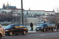 Jiní to zkoušejí na chodníku na Smetanově nábřeží. Stání je i s panoramatem.