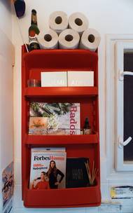 V rohu toalety má poličky ze staré lednice, které jí navrhl kamarád a designér Jan Šrajhans. Jsou v nich hlavně časopisy, ke kterým se ráda vrací.