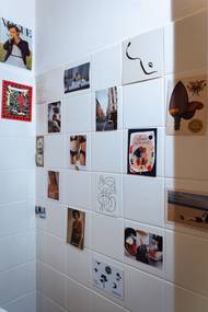 Na toaletě, které člověk obvykle nevěnuje pozornost, má osobní vzpomínky na dovolenou, výstavy i portrét zpěváka Harryho Stylese. Fandí mu už od té doby, kdy založil skupinu One Direction, což na ni prozradil nejen portrét na záchodě, ale také mikina značky Pleasing, kterou si zpěvák založil před dvěma lety.