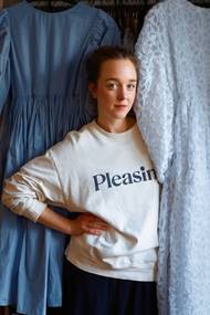 Šaty nejčastěji shání na platformě Vinted nebo v jednom ze svých oblíbených secondhandů. Oblečení na kulturní festivaly, focení nebo předávání cen si zapůjčuje v dílnách českých designérů.