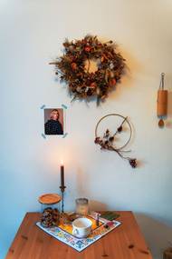 Kromě přírodních materiálů a řemeslných výrobků má ráda pohanské zvyky. Svou životní filozofii totiž čerpá hlavně z přírody.