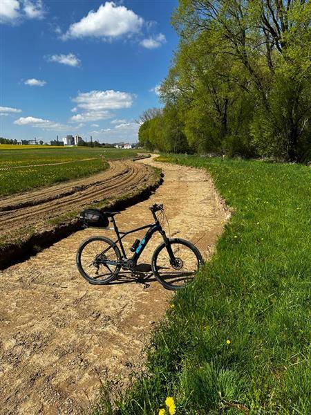 Město Pelhřimov začalo s výstavbou asfaltobetonové cyklostezky Pelhřimov, Polní dvůr – silnice III/11244 na Pavlov. Získalo na ni evropskou dotaci a dotaci ze státního rozpočtu ve výši 85 % uznatelných nákladů z Integrovaného regionálního operačního programu (IROP 2021-27) na úsek A, B a na úsek C dotaci ze státních fondu dopravní infrastruktury rovněž ve výší 85 % z uznatelných nákladů, a navíc ještě dotaci necelé 3 mil. Kč z Fondu vysočiny z programu Cyklodoprava a cykloturistika na úsek B, ke kterým se přidá ještě zbývající finanční prostředky z rozpočtu města pro rok 2023. První cyklisté se po cyklostezce projedou do konce října letošního roku.
