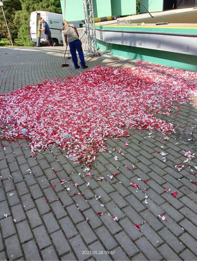 Krásná uklízecí proměna nastala v letním kině po Dnech města, jelikož jsme si všichni tuto velikou party užili, tak bylo zapotřebí vrátit letňák do původního stavu.
Přípravu a následný úklid areálu letního kina zařizovala firma SMO, TALPA a pracovníci veřejně prospěšných prací.
Přinášíme vám ukázku toho, jak to vypadalo před a...