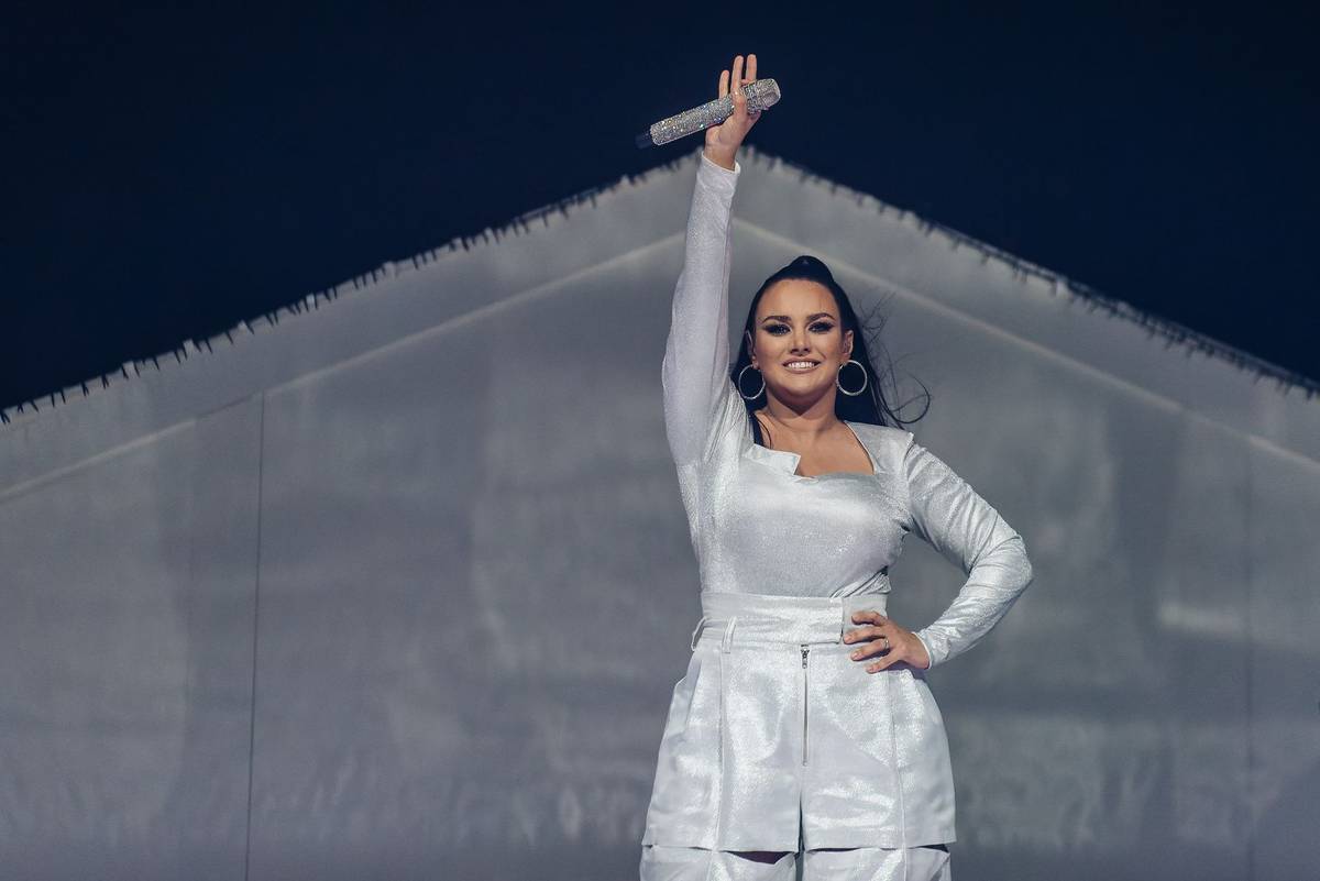 Následuje ještě několik songů, dojde i na konfety, ale ani by bouchat nemusely. Hudba vykouzlila mnohem silnější dojem. V hale určené především sportu a masové zábavě Ewa Farna vykřesala lidskou, povznášející atmosféru.