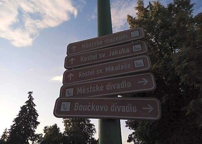 Děkujeme za podnět, směrové cedule porovnáme.