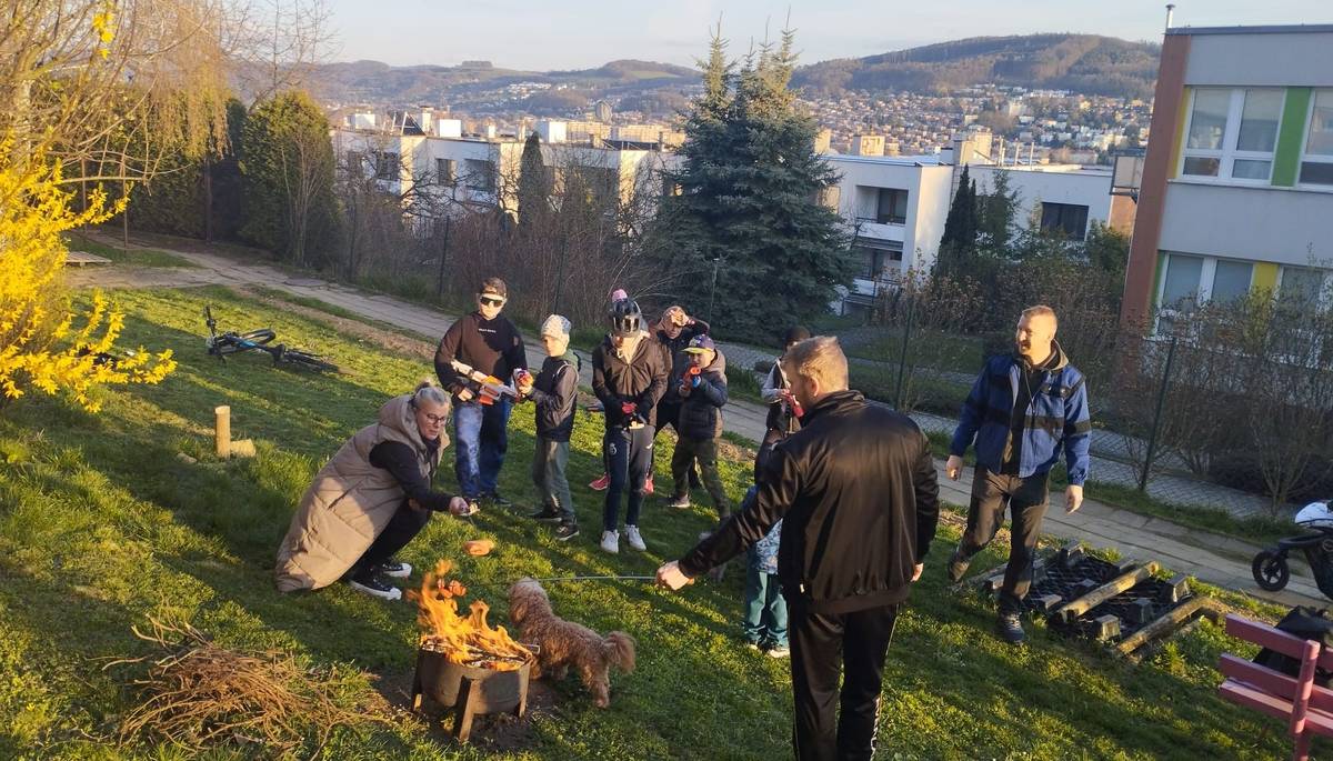 Zlín - Fond prorodinných aktivit statutárního města Zlína přispívá k soudržnosti obyvatel a posilování sousedských vztahů. Radnice na jednotlivé akce poskytuje žadatelům až 10 tisíc korun. Letošní první akcí financovanou z loni vzniklého fondu, konkrétně z jeho podoblasti Komunitní život, byl jarní úklid domu a společných prostor v ulici Budovatelská 4814-15 na Jižních Svazích.